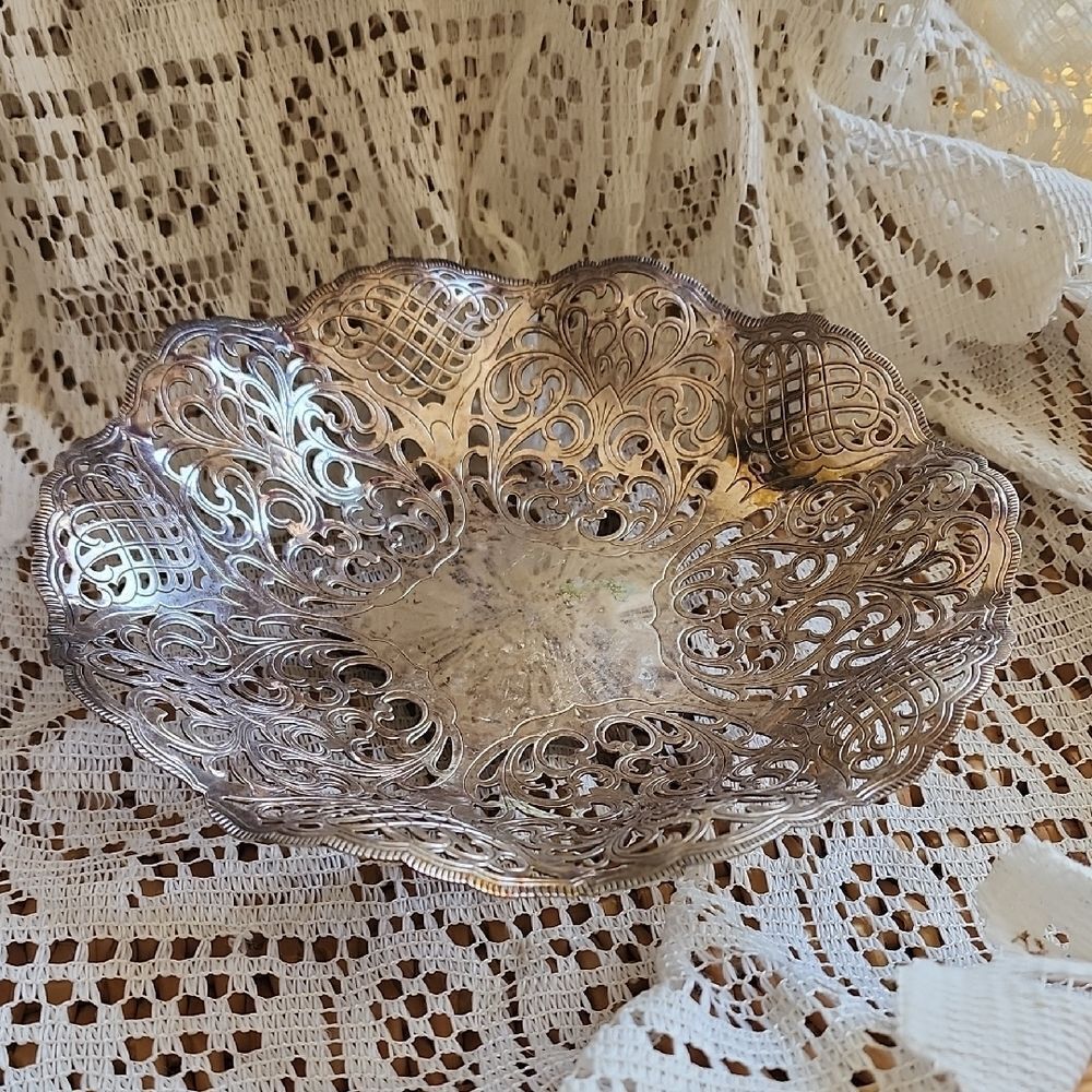 Vtg. Lacework Silver Tone Metal Scalloped Edge Footed Trinket/Candy Dish
